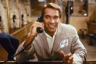 Twins - Zwillinge – Kann es kaum glauben, dass er einen Zwillingsbruder hat: Julius (Arnold Schwarzenegger) wuchs bisher nur von Wissenschaftlern behütet auf einer Insel auf.