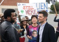 Ghosted – Aus Demonstranten werden Fans: Craig Robinson als Leroy Wright, Adam Scott als Max Jennifer