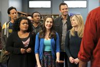 Community – Die Lerngruppe, bestehend aus Abed (Danny Pudi, l. hinten), Troy (Donald Glover, 2.v.l. hinten), Shirley (Yvette Nicole Brown, 2.v.l.), Annie (Alison Brie, 3.v.l.), Jeff (Joel McHale, 2.v.r.) und Britta (Gillian Jacobs, r.), erlebt einen völlig verrückten Freitag ...
