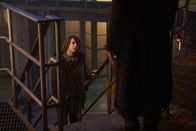 The Strain – Während Zach (Max Charles) eine neue Liebe entdeckt, suchen Fat, Quinlan und auch Ep immernoch nach einer Waffe gegen die Strigoi ...