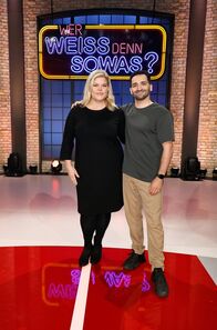 Wer weiß denn sowas? – Moderator Kai Pflaume und seine Rateteam-Kapitäne Bernhard Hoëcker und Elton begrüßen in dieser Sendung die beiden Schauspieler*innen Marie Schöneburg (l.) und Hassan Akkouch (r.)