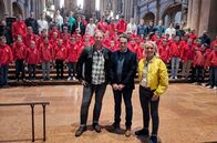 Tobis Städtetrip – Tobias Kämmerer mit Karsten Storck (Mitte, Domkapellmeister am Hohen Dom zu Mainz), dem Domchor und SWR-Kollegin Anna Lena Dörr.