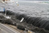 Japans Erdbebenkatastrophe – Der Tsunami trifft die Ufermauer von Miyako City, Japan - 11. März 2011. Dieses Bild wurde vom Rathaus in Miyako aus aufgenommen.