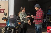 Rote Rosen – Tina (Katja Frenzel, l.) und Ben (Hakim Michael Meziani, r.) sind glücklich, als sie nach ihrem gemeinsamen Erfolg auch ihre Beziehungskrise überwinden.