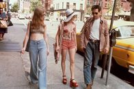 Taxi Driver – Als Travis (Robert De Niro, r.) die minderjährige Prostituierte Iris (Jodie Foster, M.) und ihre Freundin (Billie Perkins, l.) kennenlernt, ist New York in seinen Augen endgültig verloren.
