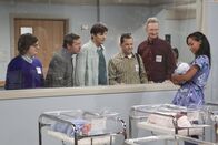 Two and a Half Men – Ihr Traum scheint in Erfüllung zu gehen. Kathy hat ihr Baby zur Welt gebracht und möchte es Walden (Ashton Kutcher, 3.v.l.) und Alan (Jon Cryer, 3.v.r.) zur Adoption gegen. Selbstverständlich sind Barry (Clark Duke, l.), Larry (D.B. Sweeney, 2.v.l.) und Herb (Ryan Stiles, 2.v.r.) mit vdabei, um das Baby zu begutachten ...
