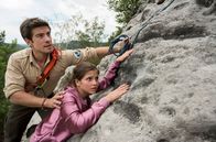 Der Ranger - Paradies Heimat – Nationalpark-Ranger Jonas Waldek (Philipp Danne) ist zum Glück sofort zur Stelle, um Maxi (Anais Cherif) aus der Felswand zu befreien.