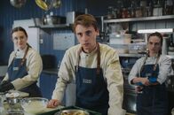 Die Cooking Academy – Rafael Müller (Louis Jérôme Wagenbrenner, Mitte); Destiny Pellucci (Vita Tepel, r.)
