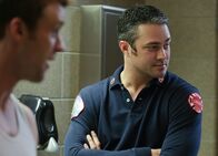 Chicago Fire – Geplänkel in einer Pause:Jesse Spencer als Matthew Casey, Taylor Kinney als Kelly Severide (Copyright SRF/NBC Universal)
