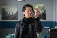 SOKO Potsdam – Thomas Brandner (Yung Ngo) überrascht seine Kollegen und Kolleginnen mit seinem bis dato unbekannten Hobby: das Zaubern.