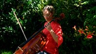 Rote Rosen – Britta (Jelena Mitschke) findet zu neuer Leichtigkeit zurück und sie schafft es zum ersten Mal ein richtiges Stück auf dem Cello zu spielen.