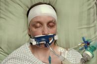 Polizeiruf 110 – Sarah (Mareike Sedl) im Krankenhaus.