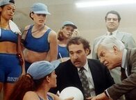 Diagnose: Mord – Mark (Dick Van Dyke, r.), Harrison (Joel Brooks, M.), der Manager, und die Spielerinnen Suzy (Nancy Everhard, 2.v.l.), Peggy (Alex Datcher, l.) und Rita (Yvette Nipar, hinten) machen sich Sorgen um die beim Spiel verletzte Ellen (Sam Jenkins, unten).