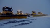 Mega-Projekt: Flughafen New York – LaGuardia Airport's snowplows clearing taxiways and runways during a snow storm. (Credit: Windfall Films)