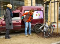 In aller Freundschaft – Die Blumenhändlerin Irene Bischoff (Lotte Ohm, re.) baut über Ostern in der Sachsenklinik ihren mobilen Blumenstand auf. Nachdem sie alles ins Foyer geräumt hat, will sie ihren Wagen umparken. Dabei beschädigt sie Dr. Kathrin Globischs (Andrea Kathrin Loewig, li.) Fahrrad.
