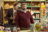 Huck – Huck (Patrick von Blume, l.) braucht mal wieder einen Fahrer - aber noch sträubt sich Cem (Aykut Kayacik, r.).
