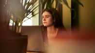 Conversations with Friends – Nach einem Streit mit ihrer Freundin will Frances (Alison Oliver) die Sache wieder gerade rücken. Doch ihr fehlen die richtigen Worte.