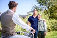 Sturm der Liebe – v.l.) bemerkt unwohl, dass immer mehr Menschen in seine „Beziehung“ involviert sind.