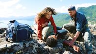 Die Inselärztin – Dr. Filipa Wagner (Anja Knauer) und Tom (Andreas Guenther) versuchen Mike (Tyron Ricketts) zu retten.; ARD Degeto DIE INSELÄRZTIN - NOTFALL IM PARADIES Uhr im ERSTEN. Dr. Filipa Wagner (Anja Knauer) und Tom (Andreas Guenther) versuchen Mike (Tyron Ricketts) zu retten.