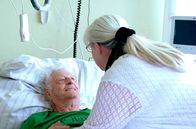 Die Unfallklinik – Sylvia Fleischer besucht ihren Vater Heinz nach seinem Sturz in der Klinik.