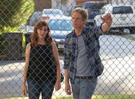 You're the Worst – Gretchen (Aya Cash, l.) will einen Tatort inspizieren, nachdem sie voller Entzücken festgestellt hat, dass der Mord ganz in der Nähe ihres Hauses geschehen ist. Genau das hat Jimmy (Chris Geere, r.) erwartet ...