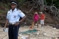 Death in Paradise – Angespült von den Gezeiten findet ein wichtiger Hinweis den Weg zurück zu Sergeant Hooper (Tobi Bakare). Doch bevor er ihn sich genauer anschauen kann, wird er dringend woanders gebraucht.