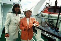 Das Traumschiff – Marta Merkatz (Heli Finkenzeller) ist von zu Hause ausgebüxt. Endlich will sie einmal tun und lassen können, was ihr gefällt. Chefhostess Beatrice (Heide Keller) kümmert sich um die reizende alte Dame.