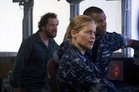 Bermuda Tentacles – Der Flottenverband wird plötzlich von einem Monster angegriffen, das riesige Tentakel hat und sich scheinbar von nichts und niemandem aufhalten lässt - auch nicht von Admiral Hansen (Linda Hamilton) und der gesamten U.S. Navy.
