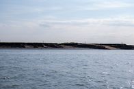 Mysteriöse Inseln – Im Mündungsgebiet des Flusses Medway in Kent, Vereinigtes Königreich, liegt eine winzige Insel namens Deadman's Island. Obwohl die Insel heute ein verbotenes Naturparadies für nistende und brütende Vögel ist, bietet sich dem Besucher dieses Naturschutzgebietes ein makabres Bild: Das schlammige Sumpfgebiet ist mit menschlichen Schädeln, Zähnen und ausgestellten Särgen übersät. (Kredit: Adam Chodzko)