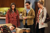 The Big Bang Theory – Machen sich Sorgen um Sheldon (Jim Parsons, liegend), dessen Leben auf dem Kopf steht, da sein Friseur krank ist: Amy (Mayim Bialik, l.), Leonard (Johnny Galecki, M.) und Penny (Kaley Cuoco, r.) ...