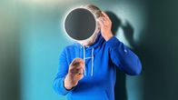 Puls – Puls Narzissmus – Die toxische Seite der schillernden Persönlichkeit Mann vor Spiegel Copyright: SRF