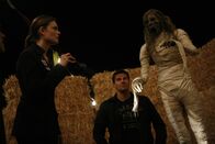 Bones - Die Knochenjägerin – Dr. Brennan (Emily Deschanel, l.); Booth (David Boreanaz, r.)