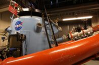 Unser Universum – Moutain View, CA: NASA: The Ames Vertical Gun Range (AVGR) was designed to conduct scientific studies of lunar impact processes in support of the Apollo missions. Using its 0.30 cal light-gas gun and powder gun, the AVGR can launch projectiles to velocities ranging from 500 to 7,000 metres per second (1,600 to 23,000 ft/s). By varying the gunÕs angle of elevation with respect to the target vacuum chamber, impact angles from 0¡ to 90¡ relative to the gravitational vector are possible. This unique feature is extremely important in the study of crater formation processes.