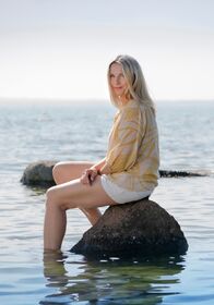 Praxis mit Meerblick – In „Vatertag auf Rügen“ stellt Nora Kaminski (Tanja Wedhorn) eindrucksvoll unter Beweis, dass die Rügen-Ärztin alles andere als eine gewöhnliche Medizinerin ist.