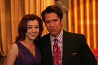 How I Met Your Mother – Lily (Alyson Hannigan, l.) und Sandy (Alexis Denisof, r.) sind stolz auf Robin, weil sie eine Auszeichnung für eine herausragende journalistische Arbeit erhält ...