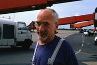 Löwenzahn Classics – Überall auf dem Rollfeld sucht Peter (Peter Lustig) seinen Koffer. Vielleicht ist er ja vom Gepäckwagen gefallen und liegt irgendwo im Flughafengelände.