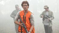 Straw Dogs - Wer Gewalt sät – Als Neuankömmling wird David (James Marsden, M.) von Bic (Drew Powell, l.) und Chris (Billy Lush, r.) zu einem Jagdausflug eingeladen. Doch David erwartet eine böse Überraschung.