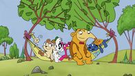 Doki – Rico hat eine große Plane gefunden und will sie als Hängematte benutzen. Mundi, Gabi, Doki, Annabella und Otto liegen Probe.