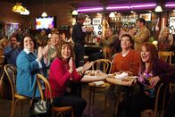 The Middle – Weil sie Mike und Frankie (Patricia Heaton, M.) immer mehr wie die Dienstboten ihrer Kinder vorkommen, überreden sie ihre Freunde Nancy (Jen Ray, vorne l.), Ron (Sean O'Bryan, hinten l.), Bill (Pat Finn, hinten r.) und Paula (Julie Brown, vorne r.), einen gemütlichen Abend außer Haus zu verbringen ...