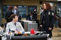 Brooklyn Nine-Nine – Jake Peralta (Andy Samberg, l.); Debbie Fogle (Vanessa Bayer, r.)