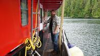 Alaskan Bush People – Als sie zum ersten Mal seit ein paar Jahren wieder auf ihrem Boot sind, muss Gabe Brown ihr Boot vom Dach herunterlassen.