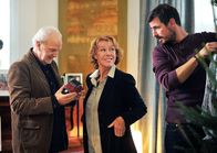 Alle unter einer Tanne – Elli (Gaby Dohm) will den Heiligen Abend sowohl mit Ex-Mann Robert (Michael Gwisdek) als auch mit ihrem neuen Liebhaber Micha (Claes Kasper Bang, re.) verbringen.