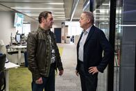 Die Chefin – Paul Böhmer (Jürgen Tonkel, l.) befragt den Chefredakteur Piloty (Markus Hering, r.) zu seinem Verhältnis zu der verstorbenen Journalistin Nadja Darii.