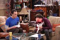 The Big Bang Theory – Irgendetwas scheint mit der Drohne nicht zu funktionieren. Sheldon (Jim Parsons, l.) und Howard (Simon Helberg, r.) fassen einen Plan ...