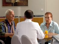 In aller Freundschaft – Dr. Roland Heilmann (Thomas Rühmann, Mitte) erklärt Otto (Rolf Becker, links) und Charlotte (Ursula Karusseit), dass Martin so schnell wie möglich operiert werden muss. Das Risiko einer Querschnittslähmung kann Roland nicht ausschließen. Da Martin im Koma liegt, muss Otto seine Einverständniserklärung für die OP geben, doch Otto lehnt aus Angst um seinen Sohn ab.