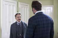 Ripper Street – Dr. Karl Crabbe (Anton Lesser, l.); Edmund Reid (Matthew Macfadyen, r.)