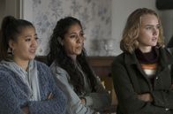 Beforeigners - Mörderische Zeiten – Madeleine zeigt Ingrid (Ylva Bjørkaas Thedin, re.) und ihren Freundinnen Aisha (Tiril Gjesdal Clausen, li.) und Sofie (Celin Ayara) das Haus von Olaf.