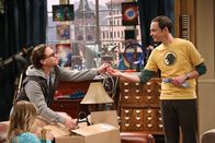 The Big Bang Theory – Ein Fehler von Leonard (Johnny Galecki, l.) kommt ans Tageslicht, worauf er von Sheldon (Jim Parsons, r.) bestraft wird. Unterdessen konfrontiert Penny (Kaley Cuoco, vorne) Rajs Ex-Freundin Lucy ...