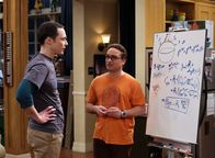 The Big Bang Theory – Während Penny, Amy und Bernadette einen gemeinsamen Abend verbringen, müssen sich Sheldon (Jim Parsons, l.) und Leonard (Johnny Galecki, r.) gegen mobbingartige Kritik aus dem Internet erwehren ...