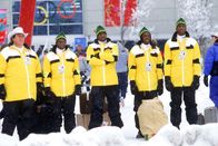 Cool Runnings – Das erste Mal stehen Irwin "Irv" Blitzer (John Candy, l.) und seine Mannschaft vor einer echten Bobbahn. (v.r.n.l.) Derice Bannock (Leon Robinson), Sanka Coffie (Doug E. Doug), Yul Brenner (Malik Yoba) und Junior Bevil (Rawle D. Lewis) betrachten diese mit gemischten Gefühlen ...